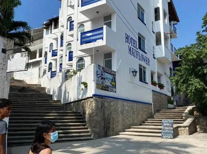 Mayflower Hotel & Hostal