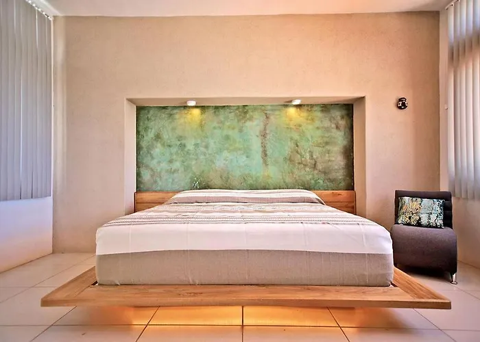 Penthouse -Sky At Mikasa- Fast Wifi, King Bed, Ac & Pool