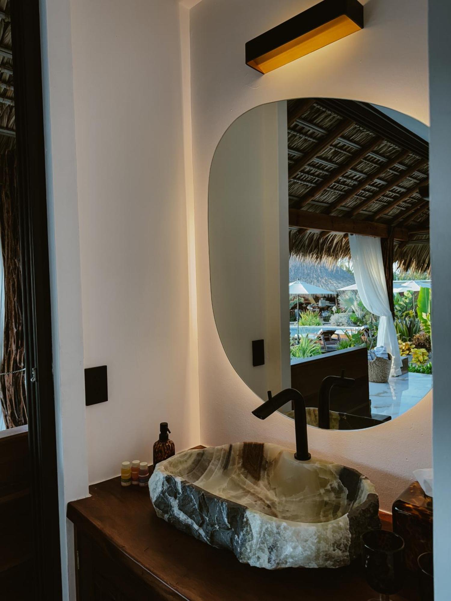 Lu Vee Oasis Hotel