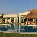 Casa De Playa , Pto Escondido , Oaxaca ; Casa Luisa