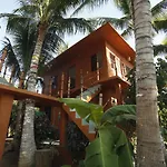 Tres Casitas, Casa Viva