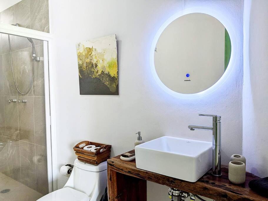 2bdr -rocks At Mikasa- Near Beach, Pool, King Beds, Ac, Fast Wifi Apartment *
