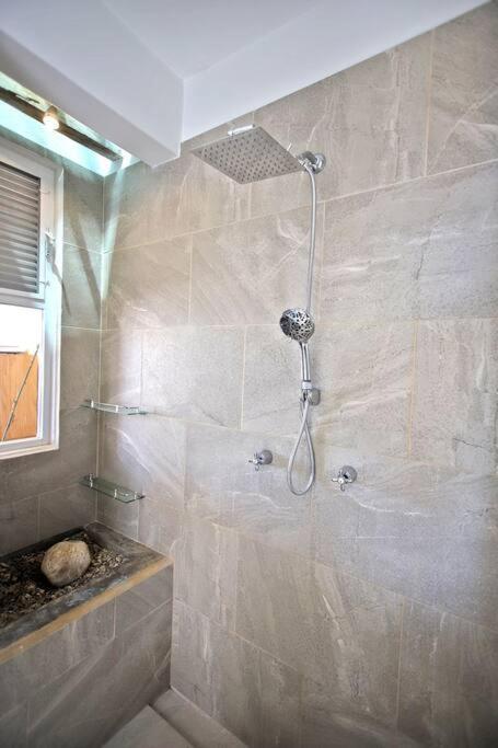 Penthouse -sky At Mikasa- Fast Wifi, King Bed, Ac & Pool Apartment